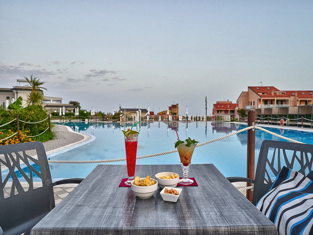 aperitivo bordo piscina tramonto 4 1 web