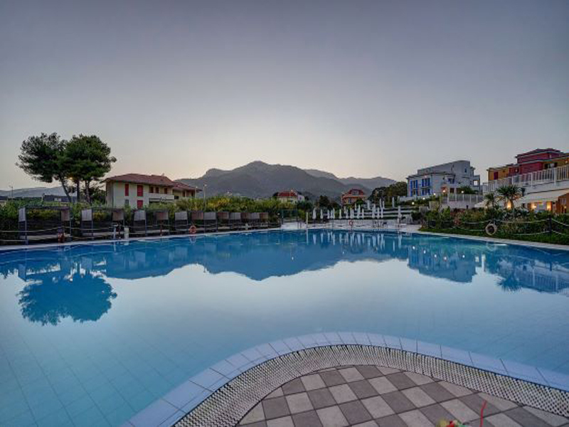 piscina al tramonto web