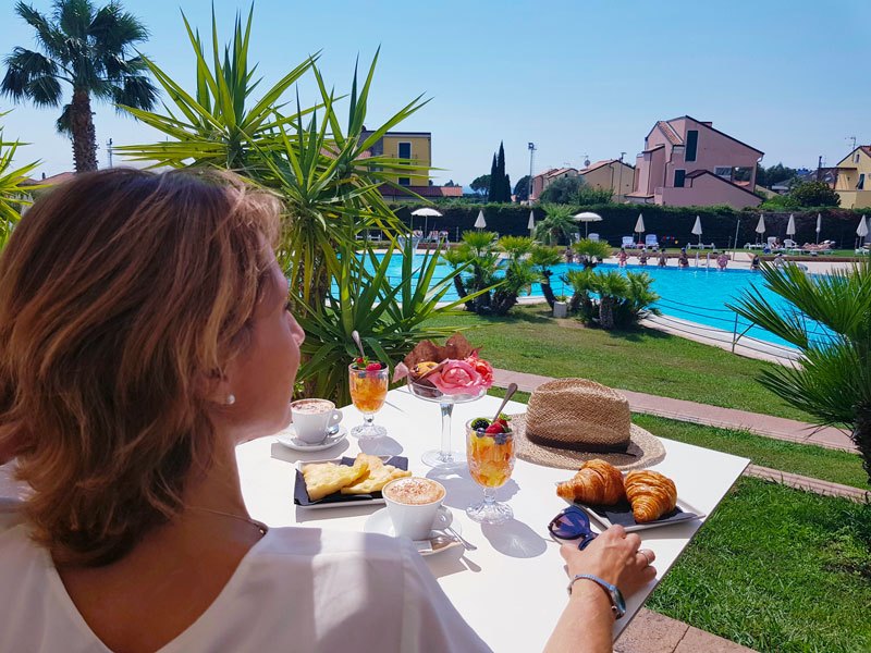 breakfast poolside at pool barweb
