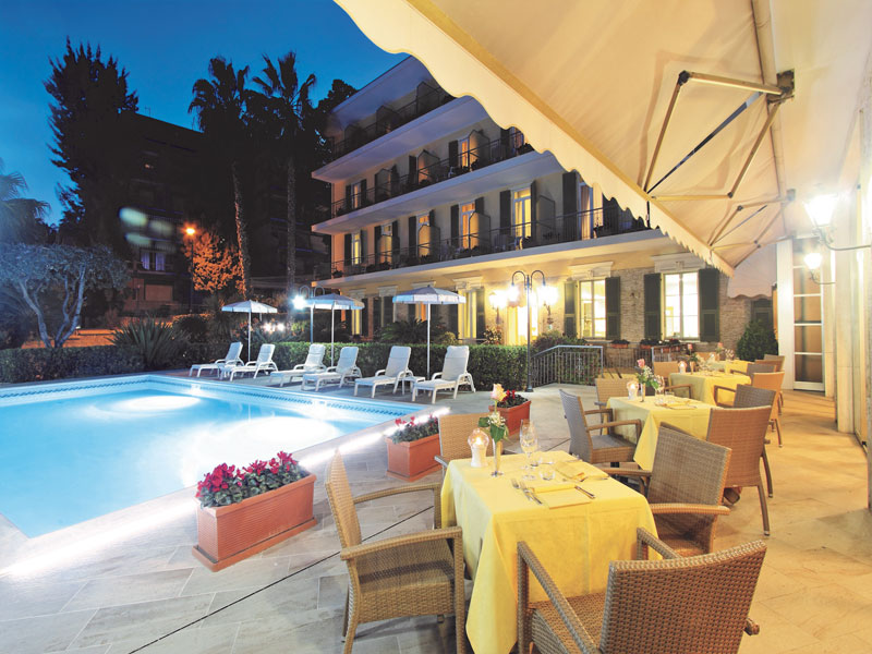 pool restaurantweb