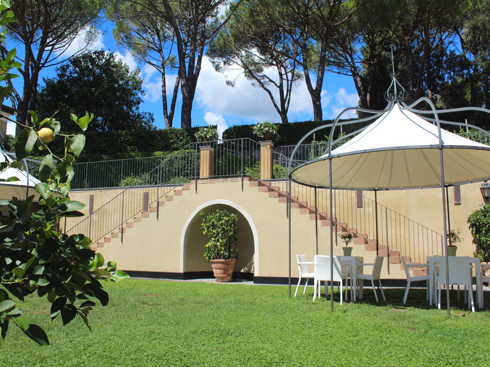 garden with gazebos web