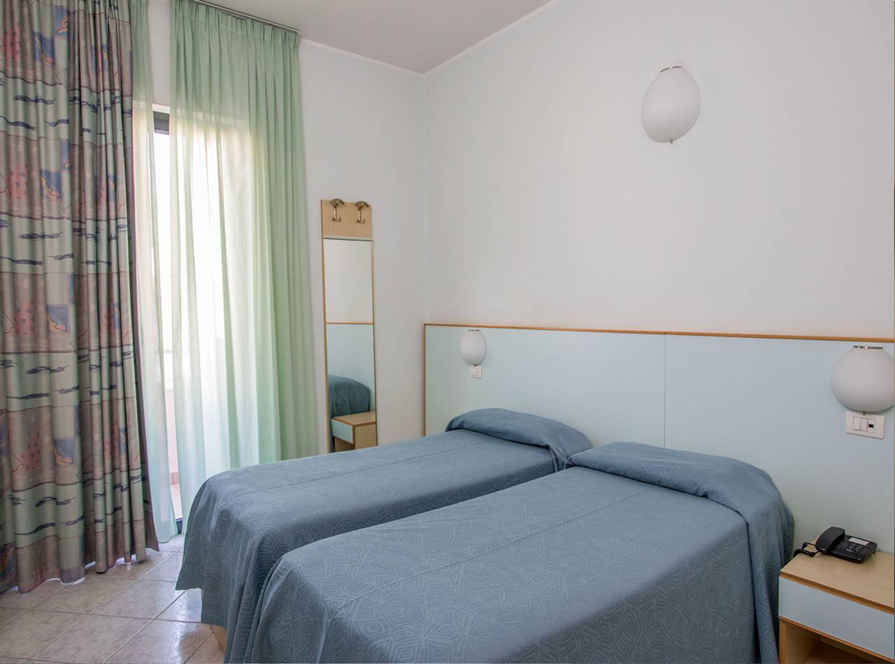 camera doppia doppel zimmer twin bed room liguria pietra ligure web