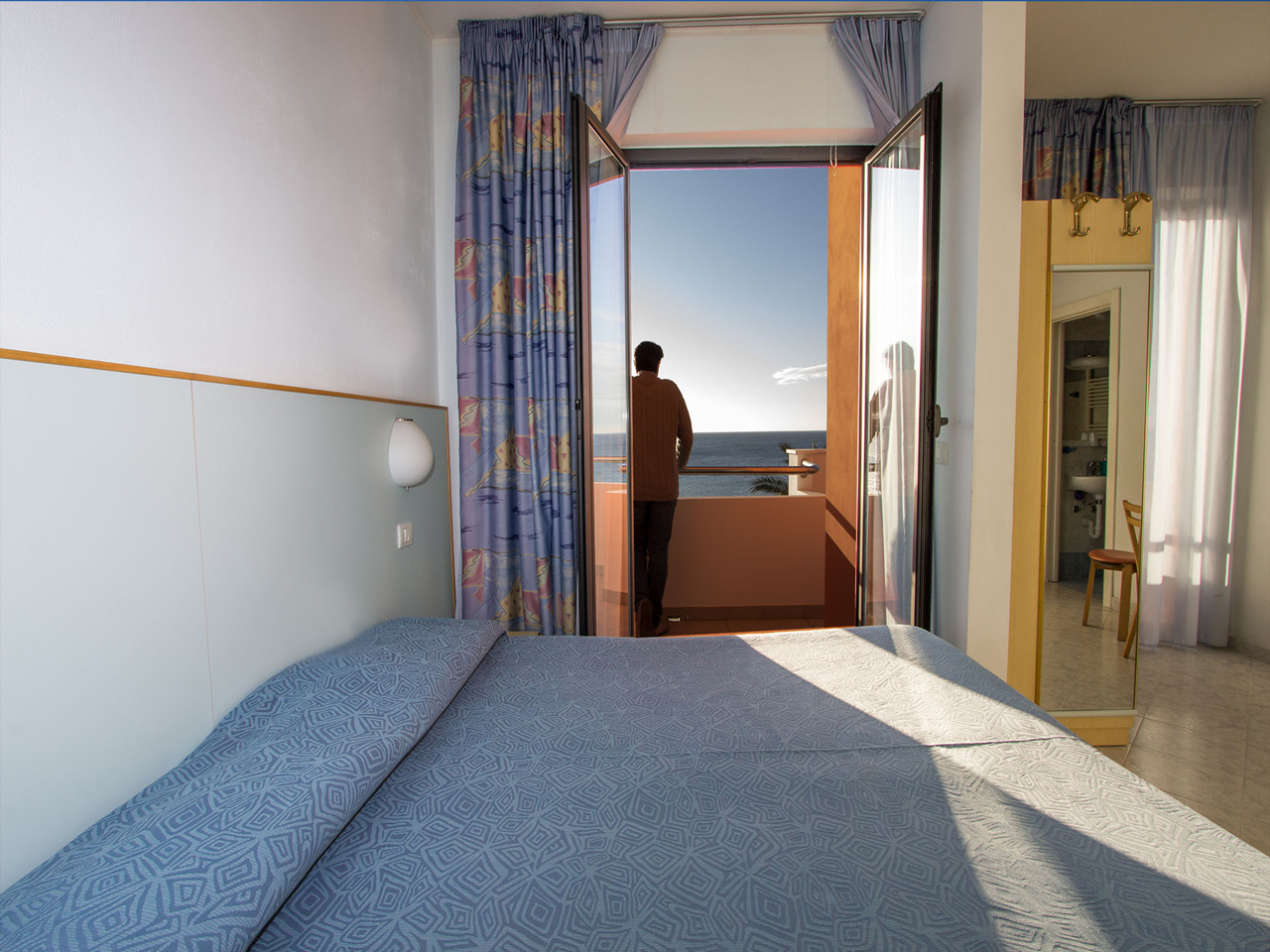 vista mare hotel pietra ligure ligurien meer searoom italy web