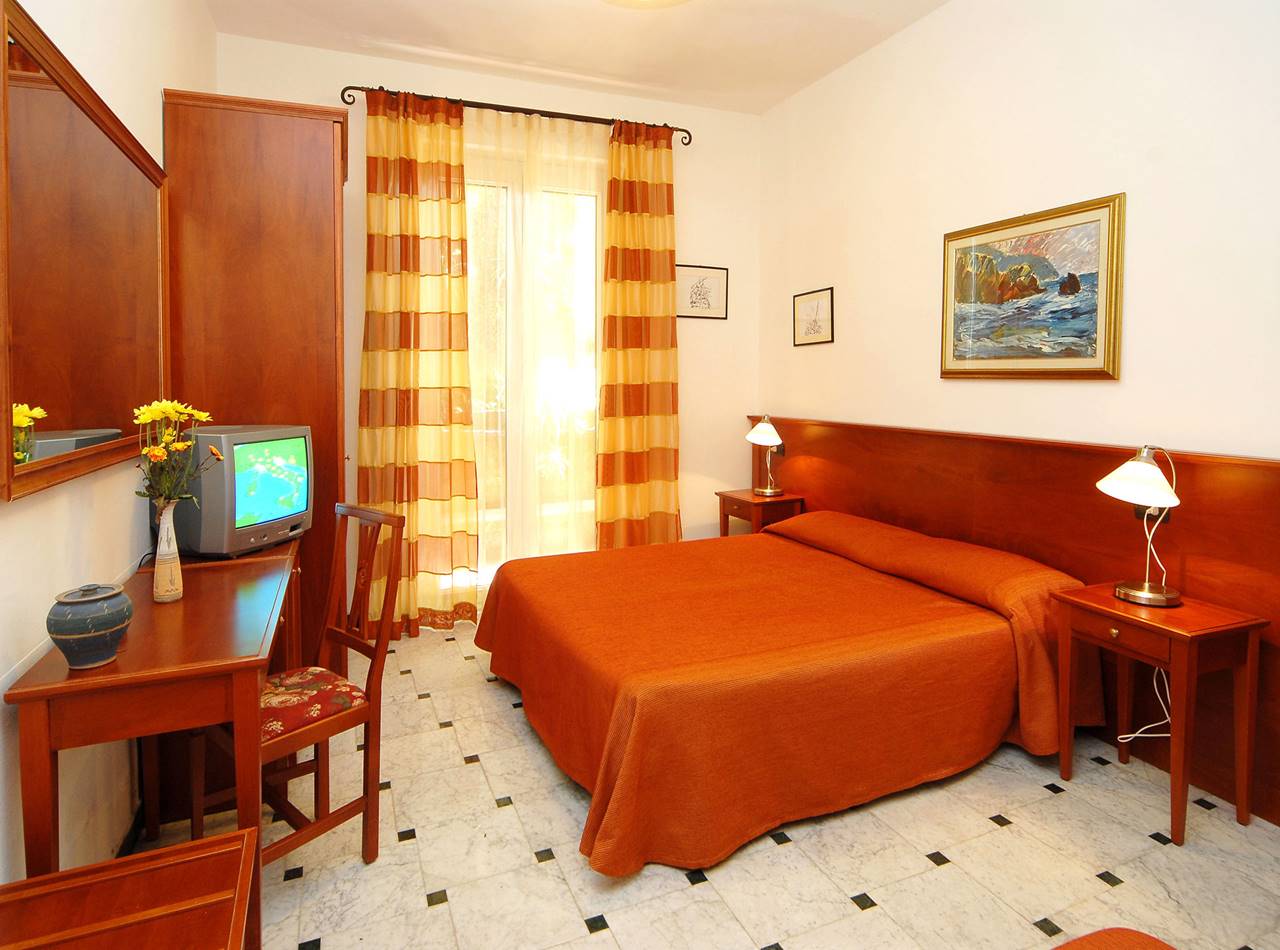 degliamicimonterossoroom01web