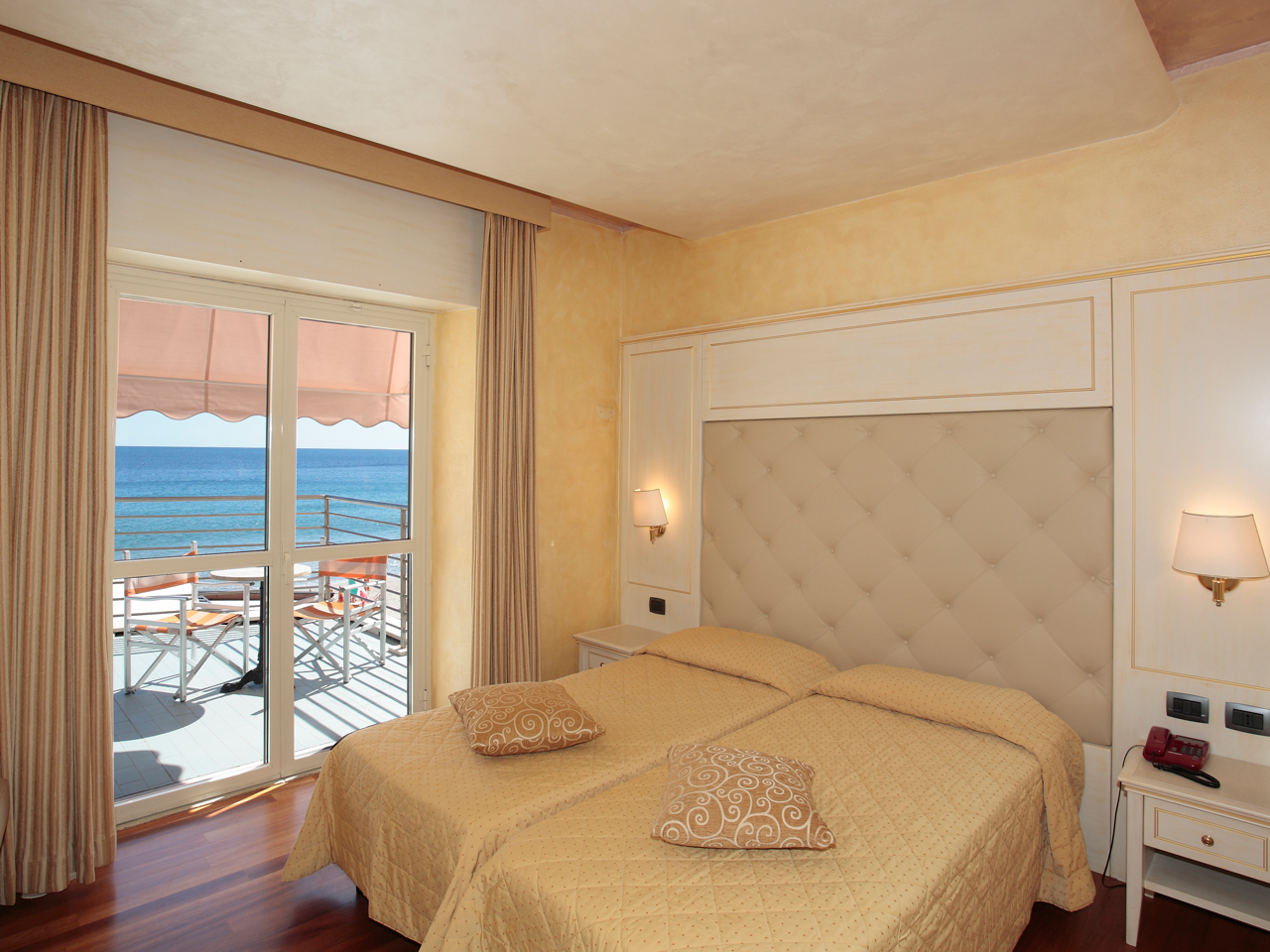 reginasulmarealassioxroombalconysea web