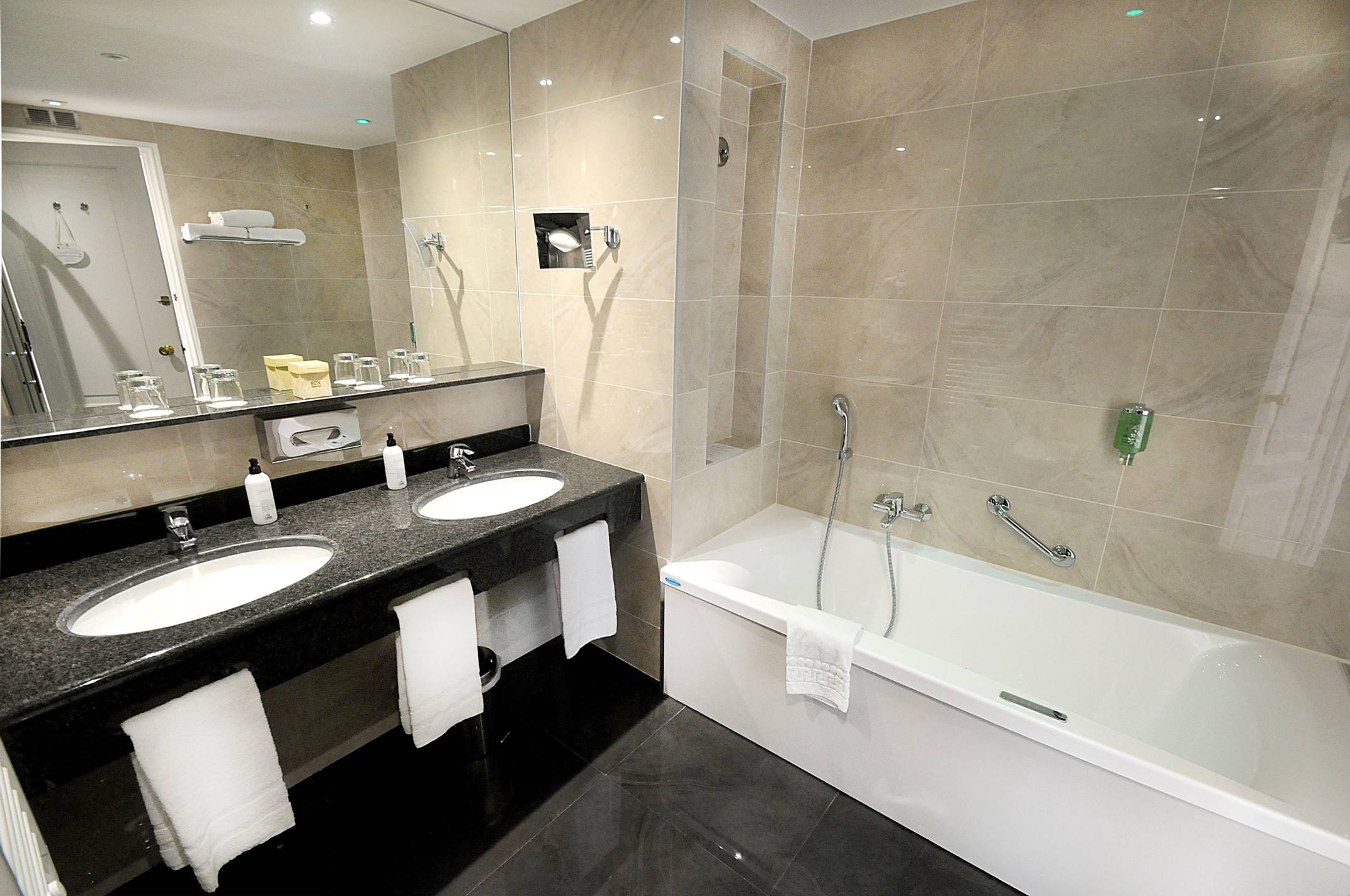 premiumi bathroom