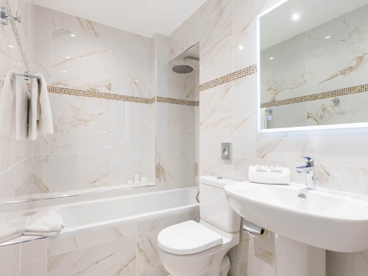 chambre superieure   best western hotel des orangers cannes 1200px 2 web