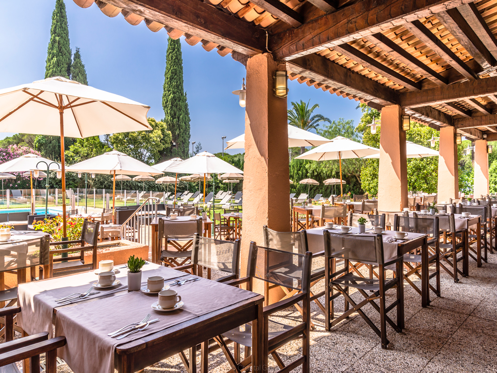 najeti golf hc3b4tel de valescure terrasse restaurant web