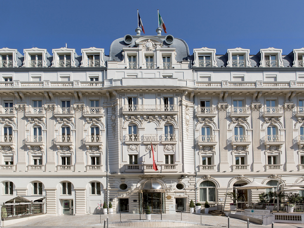 front hotel facade web