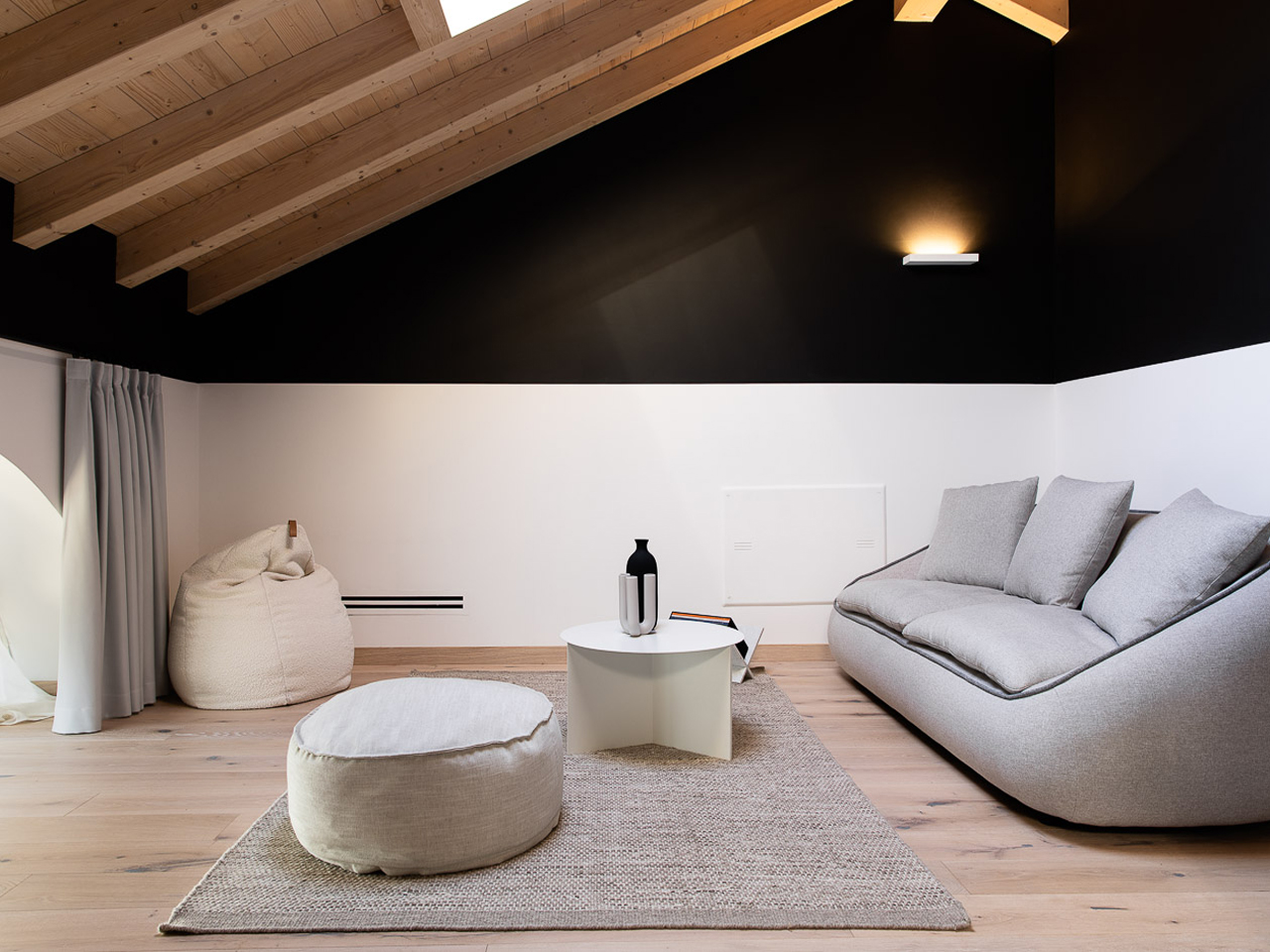 attico suite white sittingroom web